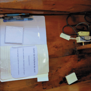 Carnet pour prendre des notes dans la cabine du téléphone du vent, mise en place par Hommages, en Gironde.